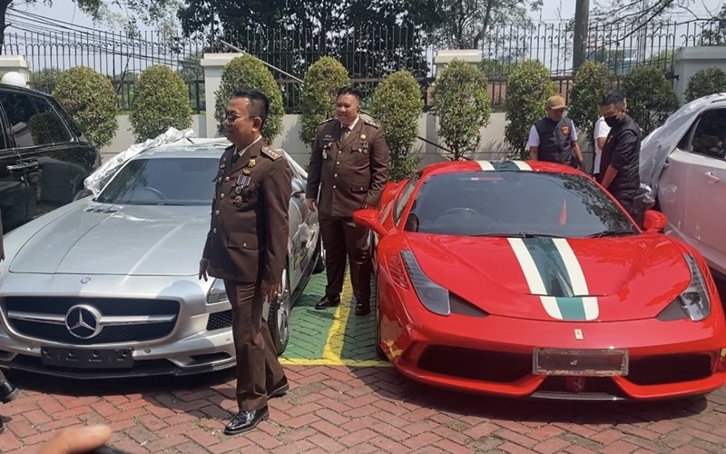 Penampakan mobil mewah di kasus korupsi Timah. Mobil itu disita dari Helena Lim dan Harvey Moeis (Ari Sandita/MPI)