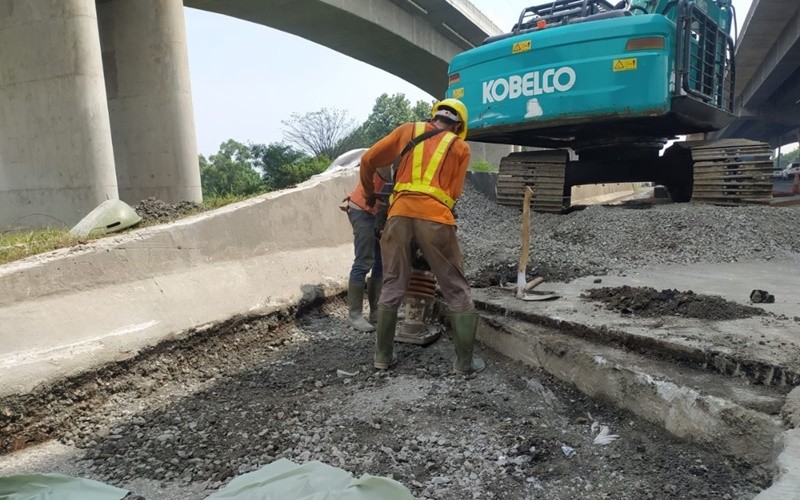 Jasa Marga melakukan perbaikan jalan di Ruas Jalan Tol Jakarta-Cikampek atau Japek. Pekerjaan dilakukan pada beberapa ruas.