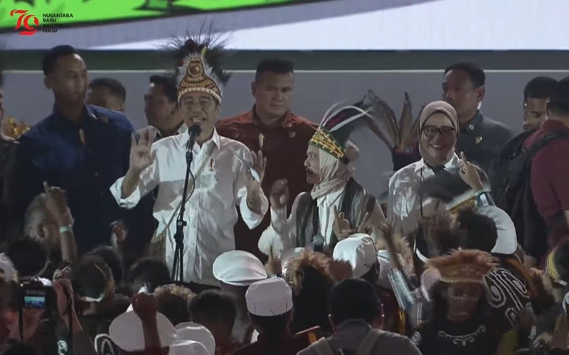 Presiden Jokowi dan Ibu Negara Iriana memberikan kuis kepada anak-anak. Salah satunya kuisnya terkait Pancasila. (Setkab)