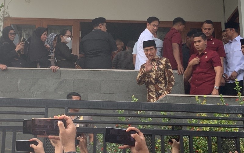 Presiden Jokowi melayat ke rumah duka Wakil Presiden ke-9 RI Hamzah Haz. (Jonathan Simanjuntak/MPI)