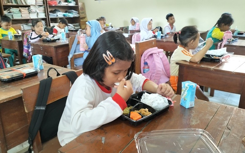 Badan Gizi Nasional menegaskan pihaknya tak akan membeli paket makan dalam program makan bergizi gratis. (Uji coba makan bergizi gratis/MNC Media)