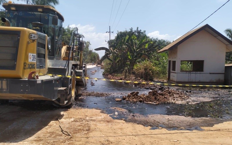 Pipa milik PT Pertamina Hulu Rokan di Riau bocor. Akibat kejadian ini, minyak mentah menyembur setinggi 10 meter. (Banda Haruddin/MPI)