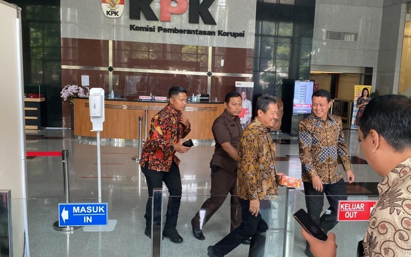 Menteri Kelautan dan Perikanan Sakti Wahyu Trenggono keluar dari Gedung setelah dua jam ada di dalam. (Danandaya Arya P/MPI)