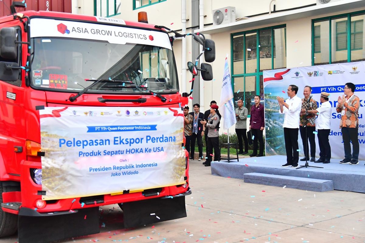 Jokowi Lepas Ekspor Perdana 16 Ribu Pasang Sepatu ke AS. (Foto: Biro Pers Setpres)