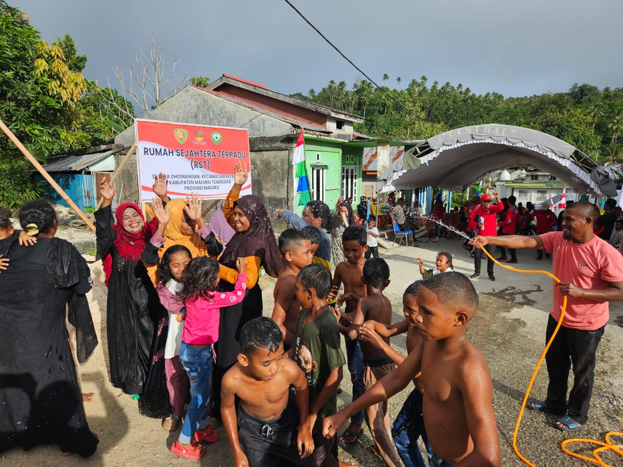 Mensos Risma Berikan Bantuan Instalasi Air Bersih di Maluku Tenggara (FOTO: Dok Ist)