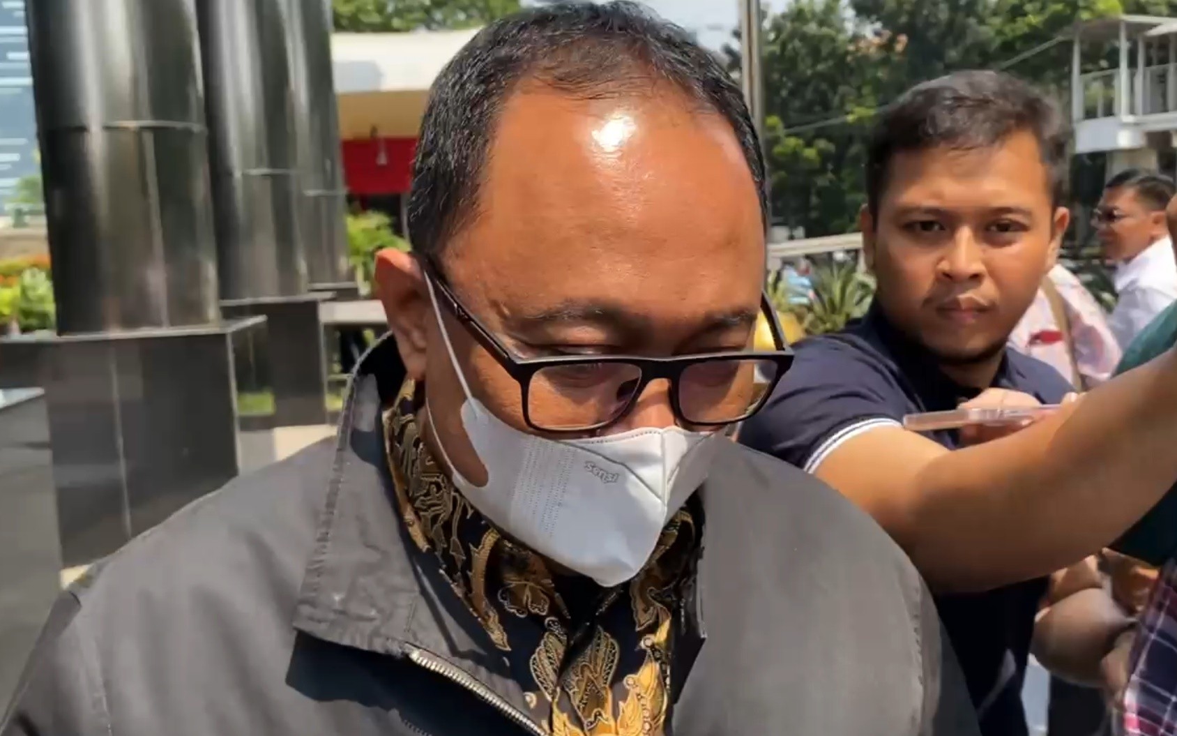Suami Wali Kota Semarang Hevearita Gunaryanti Rahayu, Alwin Basri usai diperiksa KPK (Nur Khabibi/MPI)