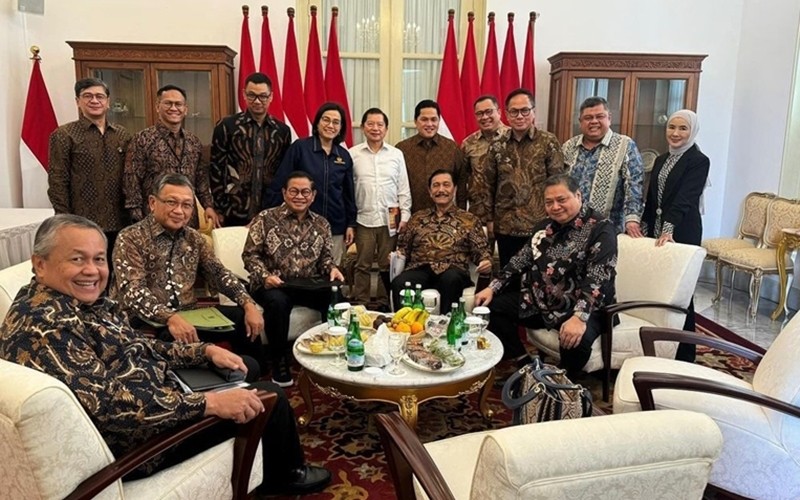 Sekretaris Kabinet Pramono Anung mengunggah foto bersama para menteri yang rapat dengan Presiden Jokowi di Istana. (Instagram)