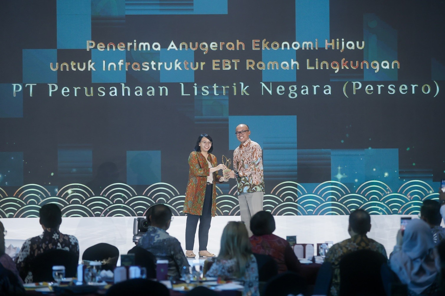 PLN Raih Anugerah Ekonomi Hijau untuk Infrastruktur EBT Ramah Lingkungan. (Foto Istimewa)