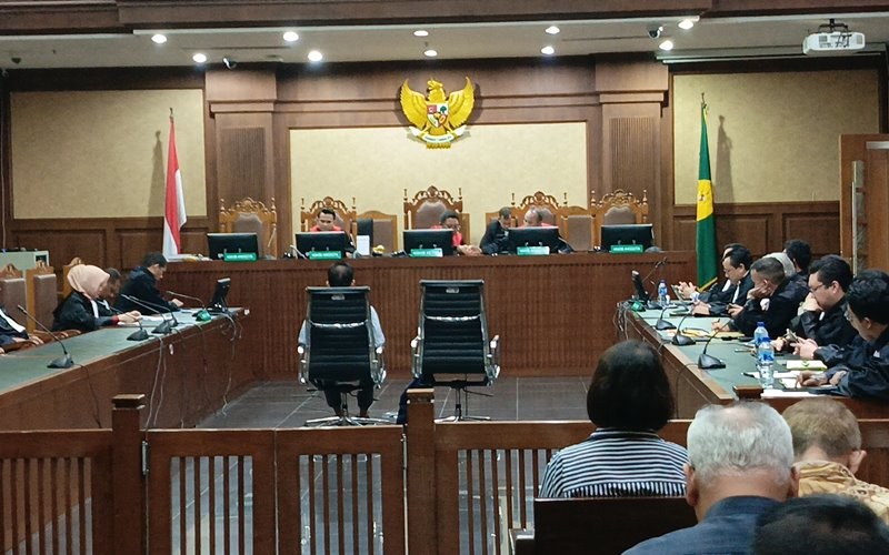 Terdakwa kasus pengadaan pesawat CRJ-1000 dan ATR 72-600 Garuda Indonesia, Soetikno Soedarjo, divonis bebas. (Nur Khabibi/MPI)