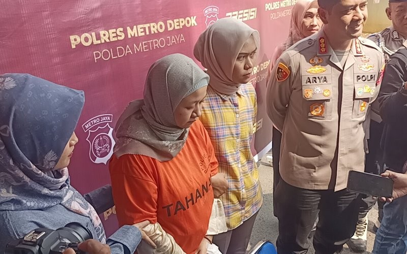 Wajah Meita Irianty alias MI terlihat lesu saat digelandang penyidik Polresta Depok. (Muhammad refi Sandi/MPI)