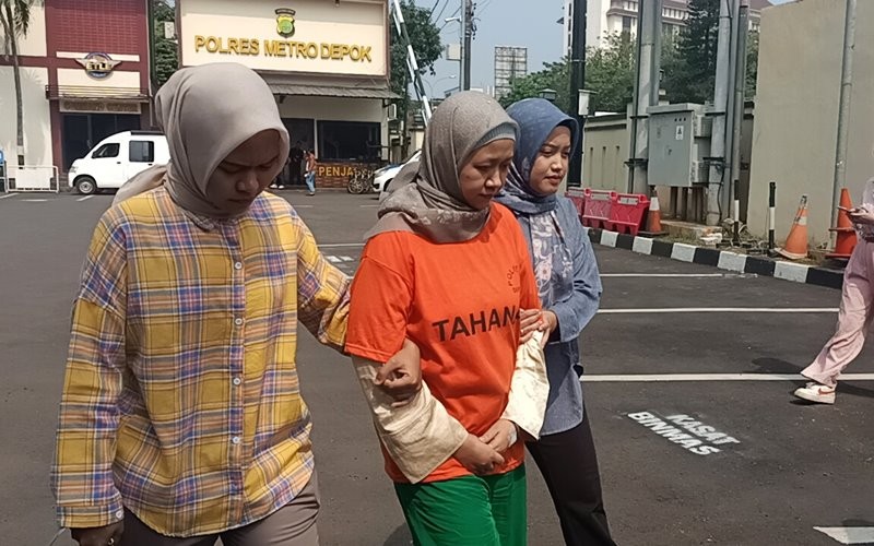 Wajah Meita Irianty alias MI terlihat lesu saat digelandang penyidik Polres Metro Depok. (Muhammad Refi Sandi/MPI)