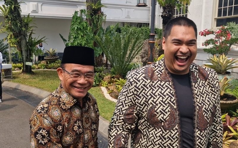 Menpora Dito Ariotedjo berkelakar dengan Menko PMK Muhadjir Effendy. (Riyan Rizki Roshali/MPI)