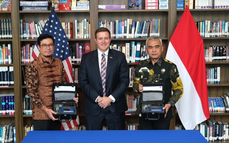 Kantor Penegakan Hukum dan Anti-Narkotika Amerika Serikat menyerahkan alat identfikasi narkoba ke Direktorat Jenderal Bea Cukai. (Bea Cukai)