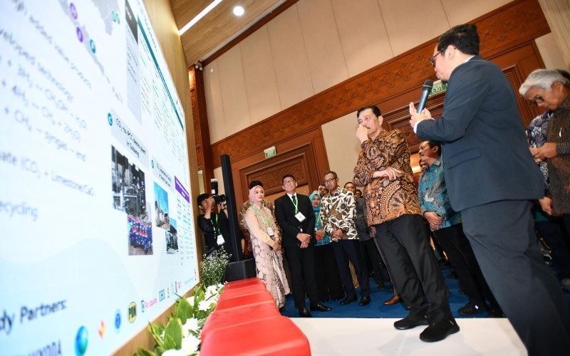 Menteri Koordinator Bidang Kemaritiman dan Investasi Luhut Pandjaitan melihat program CCS Pertamina pada kunjungannya ke booth Pertamina di “International & Indonesia CCS Forum 2024”.
