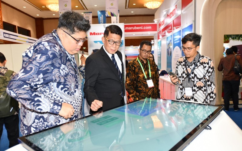 Kunjungan Direktur SPPU Pertamina A. Salyadi Saputra ke booth Pertamina di “International & Indonesia CCS Forum 2024”.