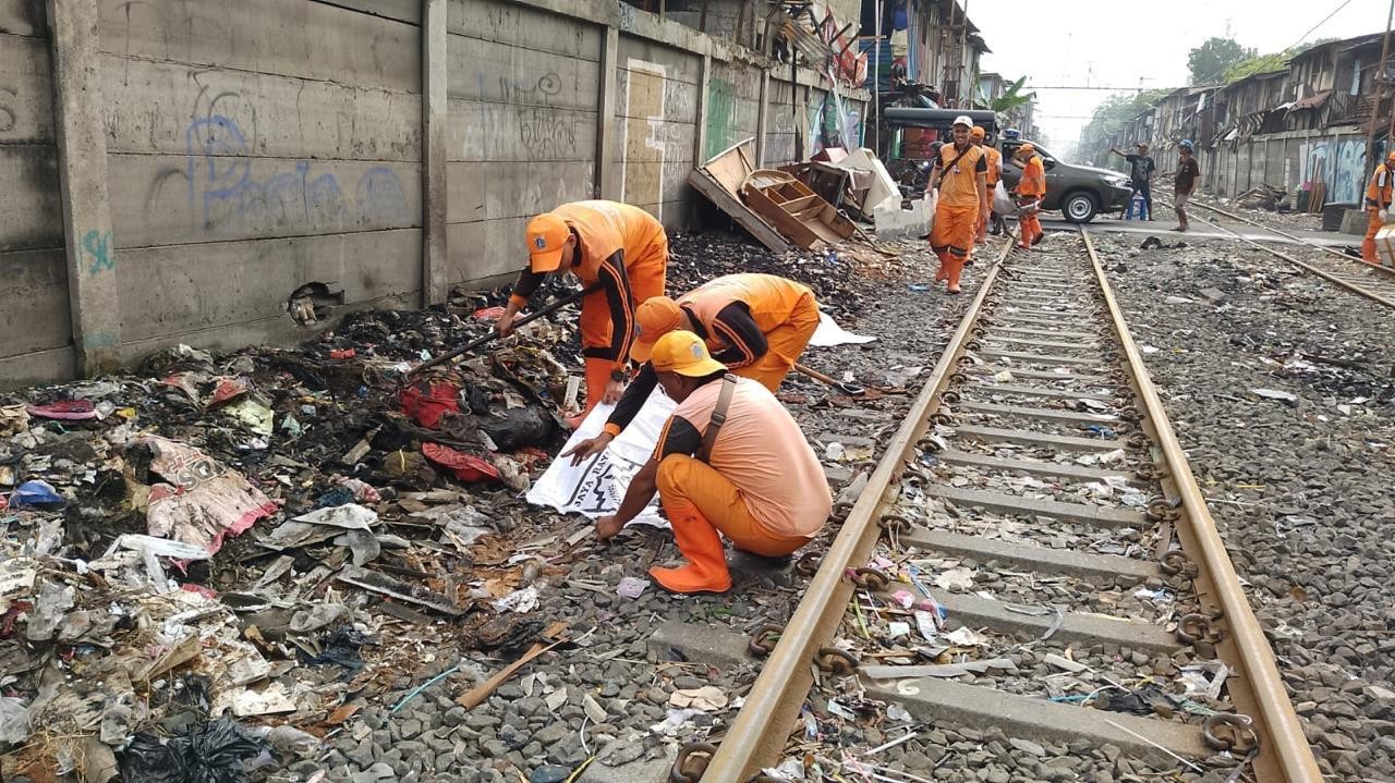 Warga Buang Sampah di Rel Kereta, KAI Tegaskan Ancaman Pidana dan Denda. (Foto: MNC Media)