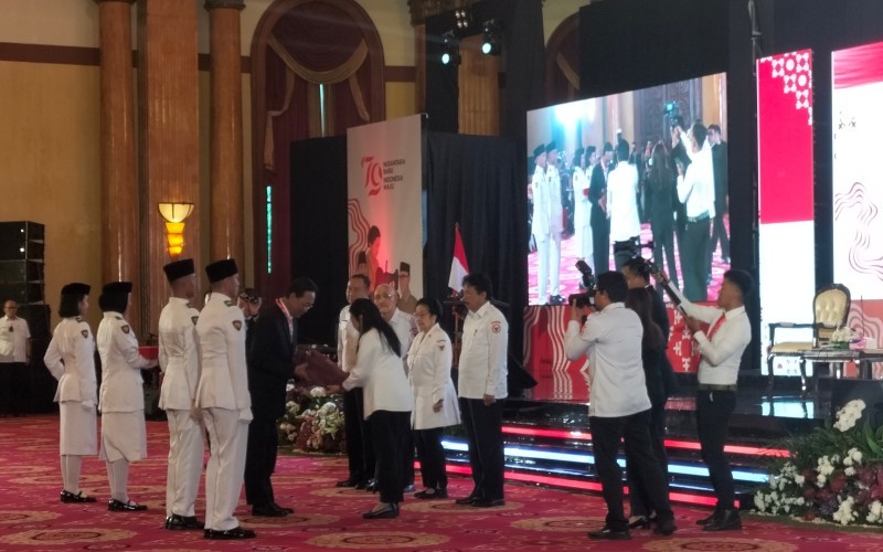 BPIP menyerahkan duplikat Bendera Pusaka RI kepada gubernur se-Indonesia, menjelang HUT ke–79 Kemerdekaan Republik Indonesia. (Widya Michella/MPI)