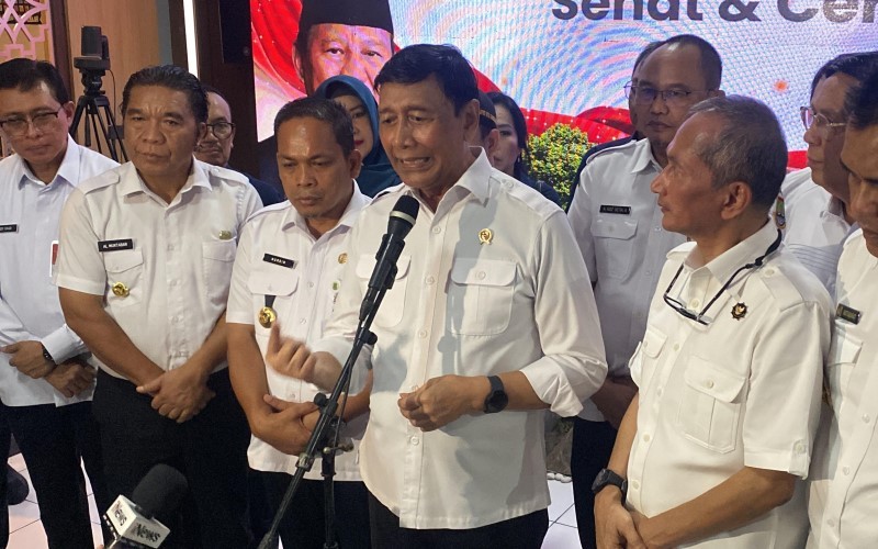 Ketua Wantimpres Wiranto ikut memantau pelaksananaan uji coba Makan Bergizi Gratis di SDN 4 Sukasari, Kota Tangerang. (Foto: MNC Media)