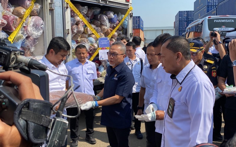 Menteri Perdagangan Zulkifli Hasan menemukan banyak barang impor ilegal yang dibawa oleh WNA untuk dijual di e-commerce. (Foto: MNC Media)