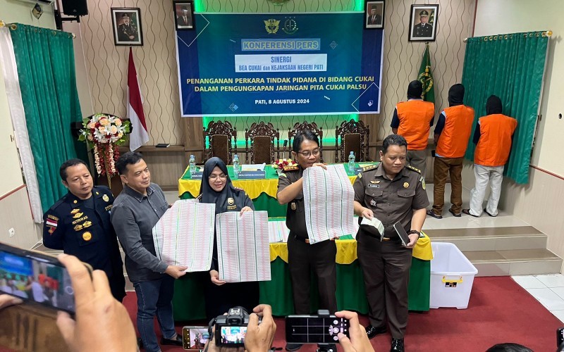 Bea Cukai membongkar peredaran pita cukai palsu yang merugikan negara Rp222 juta. (Bea Cukai)