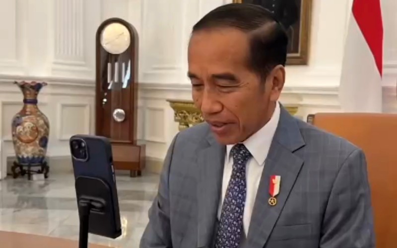 Presiden Jokowi melakukan video call bersama dua atlet peraih medali emas Olimpiade Paris 2024. (Instagram/jokowi)