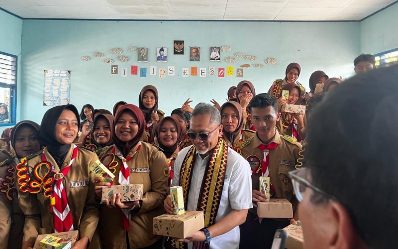 Mendag Zulkifli Hasan ikut memantau uji coba makan bergizi gratis digelar di Lampung. (Ira Widyanti/MPI)