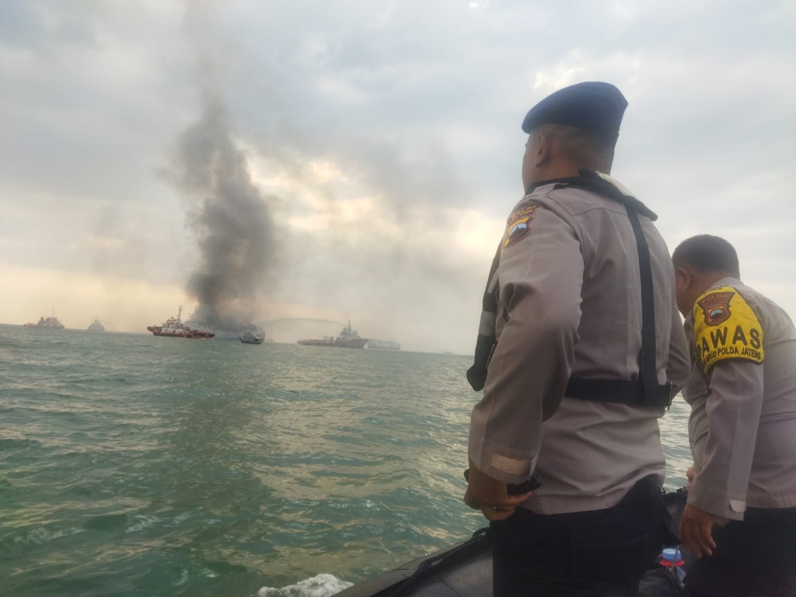 KM Kirana 1 Terbakar di Tengah Laut Kawasan Pelabuhan Tanjung Emas Semarang (foto: MNC media)