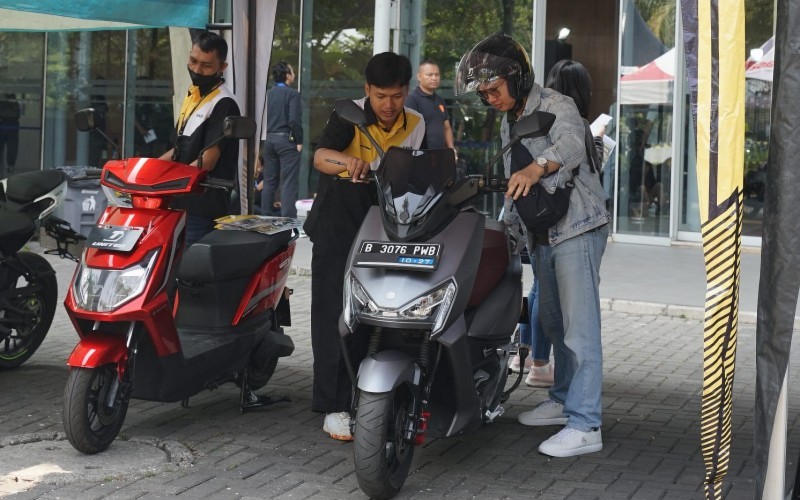 Uji coba motor listrik agar masyarakat bisa merasakan langsung keunggulan dan performa motor listrik. (United)