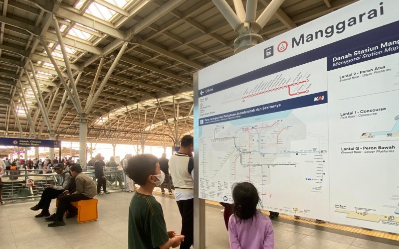 Kebakaran melanda pemukiman padat penduduk di dekat Stasiun Manggarai, KAI Commuter berikan imbauan ke pengguna KRL. (Nur Ichsan Yuniarto)