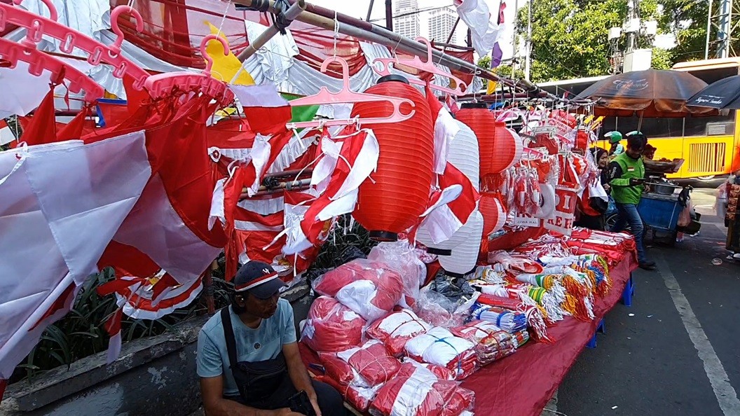 Merah Putih Perjuangan Pedagang Bendera Raih Pundi-Pundi Cuan Jelang HUT ke-79 RI. (Foto M Farhan/MPI)