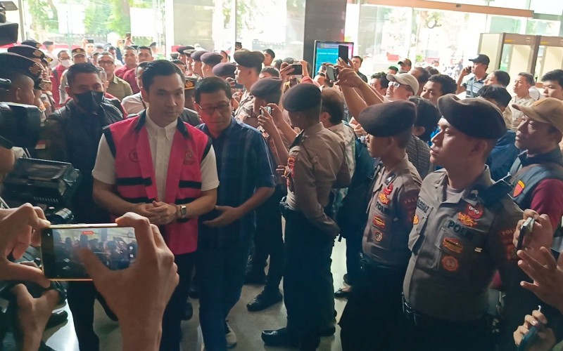 Tersangka kasus dugaan korupsi timah, Harvey Moeis tiba di ruang sidang Pengadilan Tindak Pidana Korupsi (Nur Khabibi/MPI)
