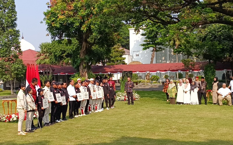Presiden Jokowi memberikan bonus secara langsung kepada atlet yang mendapatkan medali di Olimpiade Paris 2024. (Raka Dwi Novianto/MPI)
