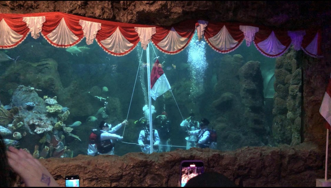 Sea World Ancol Gelar Upacara Bendera Bawah Laut Sambut HUT ke-79 RI. (Foto Syifa/MPI)