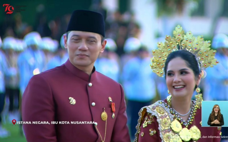 Menteri Agraria dan Tata Ruang RI, Agus Harimurti Yudhoyono atau AHY dan istri Annisa Pohan mendapatkan sepeda dari Presiden Jokowi. (Setkab)