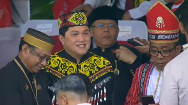 Erick Thohir dan Luhut Pandjaitan Kompak Kenakan Baju Adat Dayak saat HUT Ke-79 RI di IKN. (Foto: Agung Bakti/MNC Media)