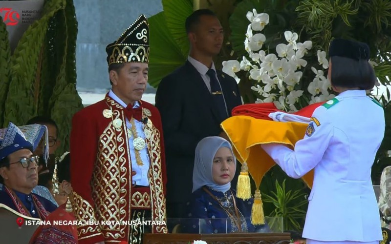 Presiden Jokowi mengenakan pakaian adat Banjar, Kalimantan Selatan saat memimpin upacara penurunan bendera di HUT ke-79 RI di IKN. (Foto: Setkab)