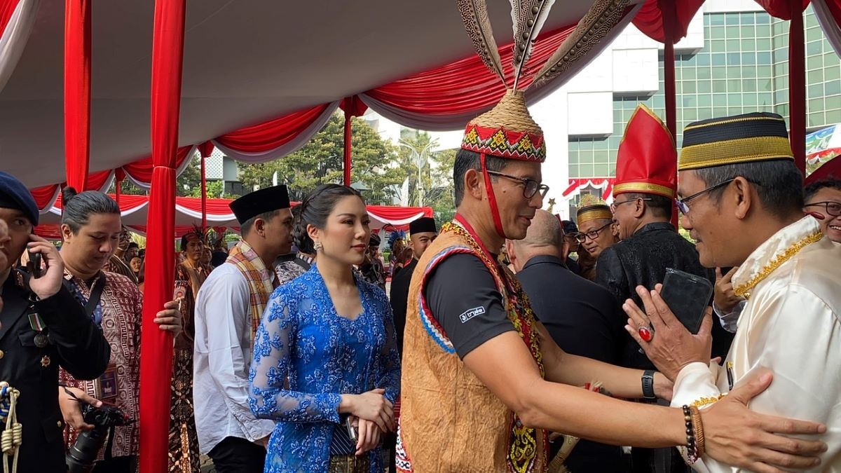 Sandiaga dan Angela Tanoesoedibjo Serahkan Penganugerahan Satya Lencana Kepariwisataan. (Foto: Wiwie/MCN Media)