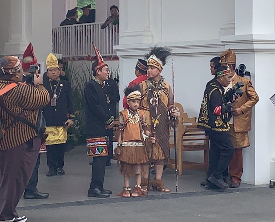 Gibran Hadir Di Istana Merdeka Jakarta, Kenakan Pakaian Adat Papua. (Foto: Danandaya/MNC Media)