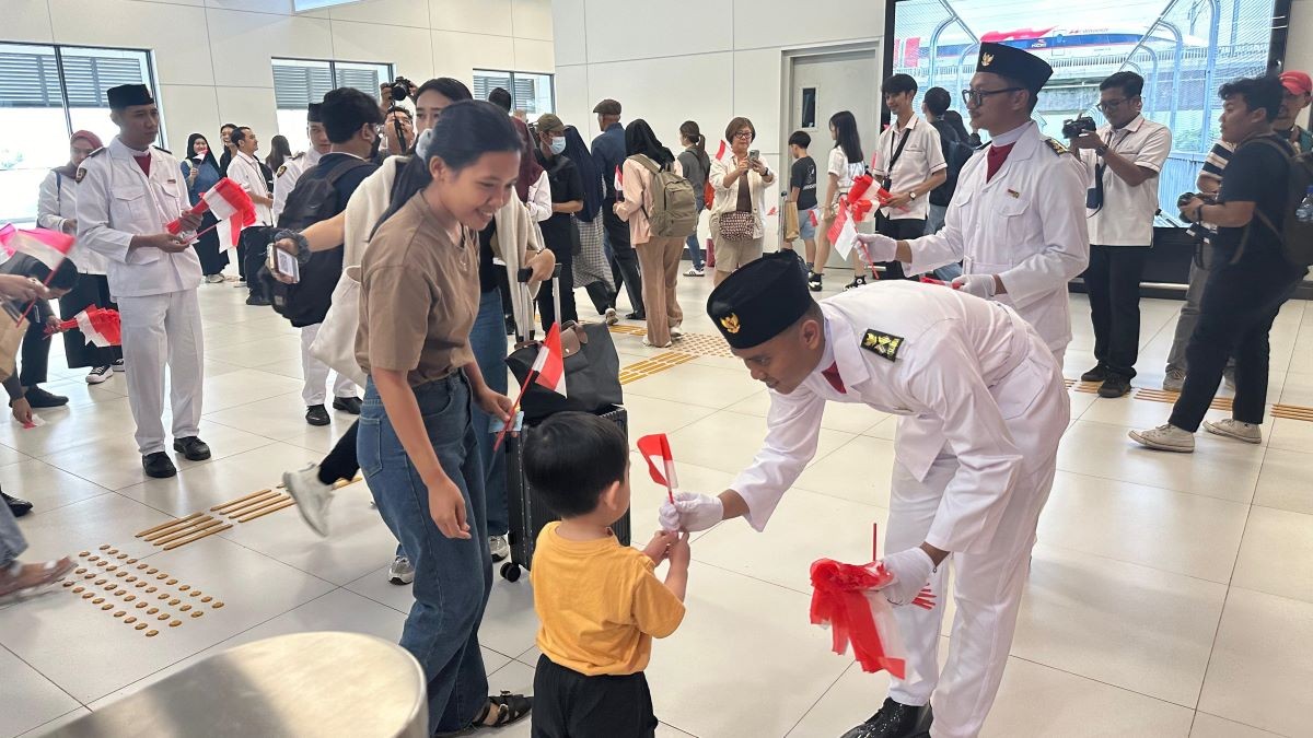 Penumpang Whoosh Saksikan Pengibaran Bendera dan Nyanyikan Indonesia Raya di Kereta. (Foto: MNC Media)