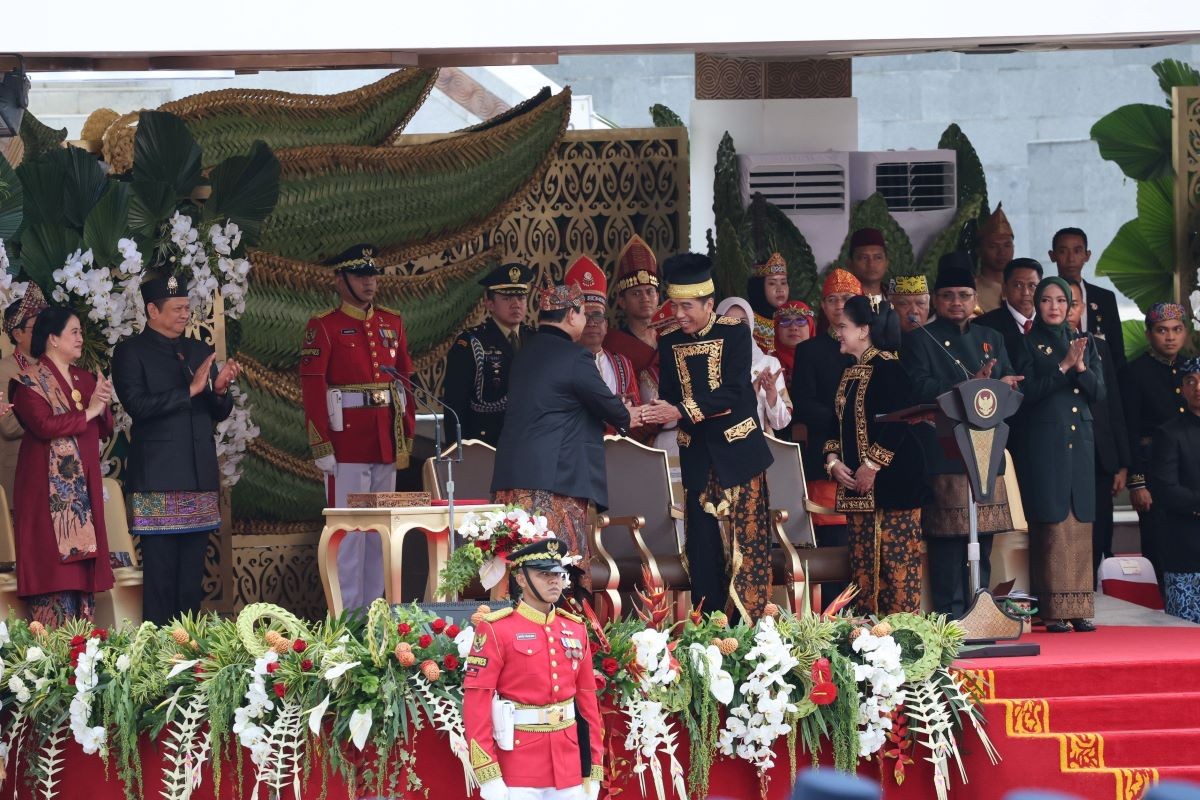 Momen Keakraban Jokowi dan Prabowo saat Upacara HUT Ke-79 RI IKN, Saling Lempar Senyum. (Foto: Biro Pers Setpres)