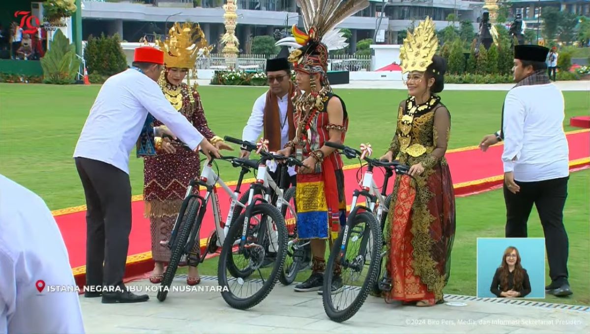 Tujuh Pemenang Baju Adat Terbaik HUT RI di IKN Dapat Sepeda dari Jokowi. (Foto: Tangkapan Layar Youtube Sekretariat Presiden)