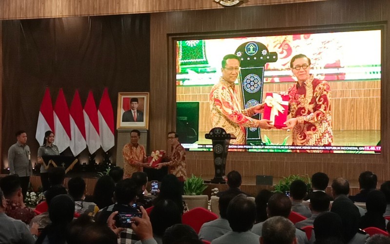 Menkumham periode 2014-2024, Yasonna H. Laoly resmi menyerahkan tongkat estafet kepemimpinan suksesornya Supratman Andi Agtas.  (Muhammad Refi Sandi/MPI)