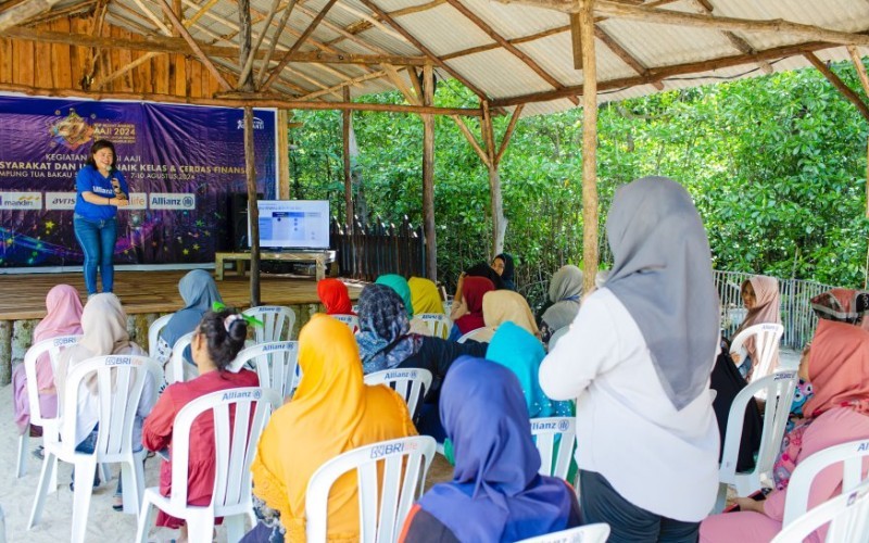Allianz Indonesia memberikan edukasi dan literasi Keuangan serta Asuransi untuk ibu-ibu. (Allianz Indonesia)