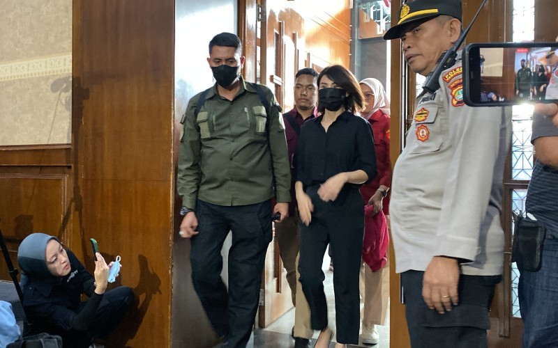 Tersangka kasus dugaan korupsi Timah, Helena Lim tiba di ruang sidang Pengadilan Tindak Pidana Korupsi. (Riyan Rizki Roshali/MPI)