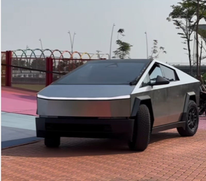 Mobil Tesla Cybertruck meledak dan terbakar di dekat hotel milik Presiden terpilih Amerika Serikat (AS) Donald Trump di Las Vegas. (foto: MNC media)