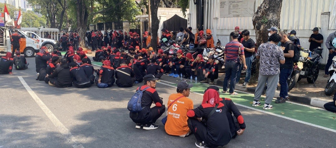 Demo di Kantor KPU, Ratusan Buruh Desak PKPU Pilkada 2024 Rujukan MK Diterbitkan (FOTO:MNC Media)