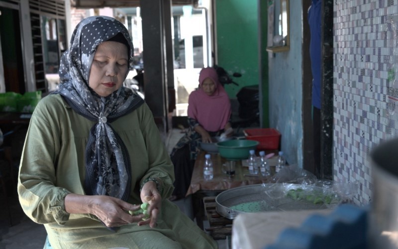 Salah satu pengusaha klepon tersohor di Desa Bulang, yakni Klepon Hj Nunuk yang sudah dijalankan turun menurun sejak 1980. (Foto: Dok. BRI)
