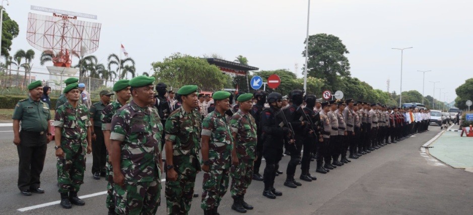 Ratusan Personel Gabungan Amankan Kedatangan Paus Fransiskus di Bandara Soetta Hari Ini (FOTO:MNC Media)