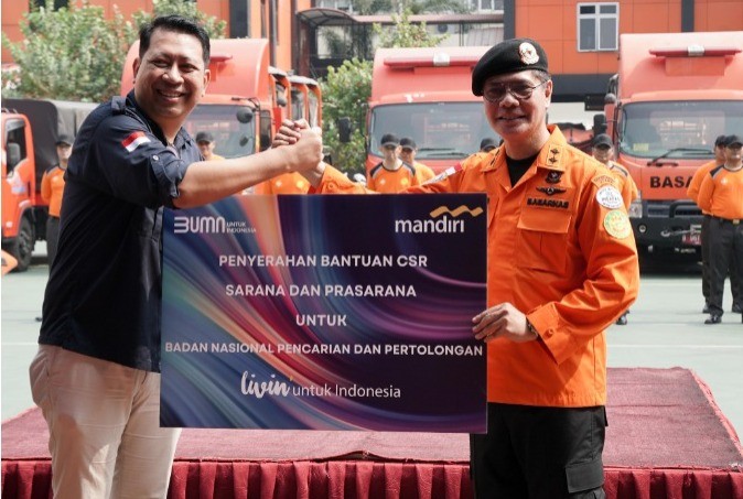 Bank Mandiri (BMRI) Serahkan Bantuan le Basarnas dan Bentuk Tim Emergency Response. (Foto: MNC Media)