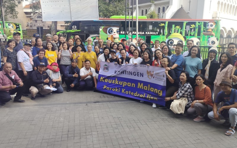 Puluhan jemaat Gereja Ijen Malang, Jawa Timur, berangkat ke Jakarta untuk hadiri Misa bersama Paus Fransiskus. (Avirista M/MPI)